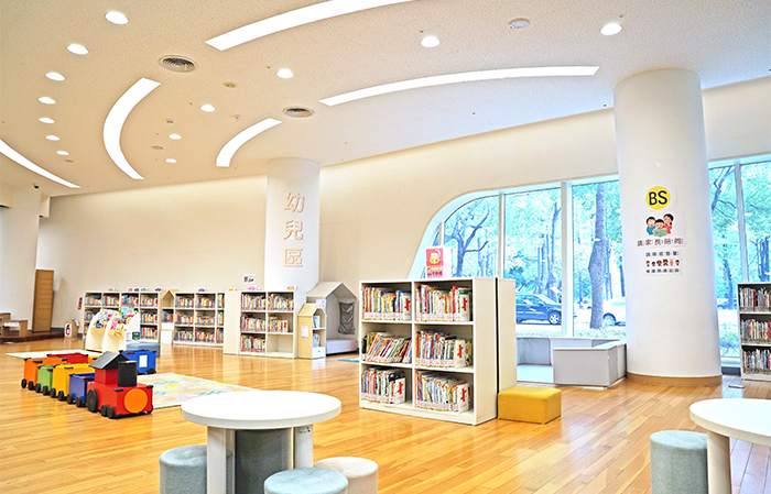 兒童學習中心幼兒區空間寬敞明亮,精選適齡繪本,讓學齡前親子可以自在閱讀。