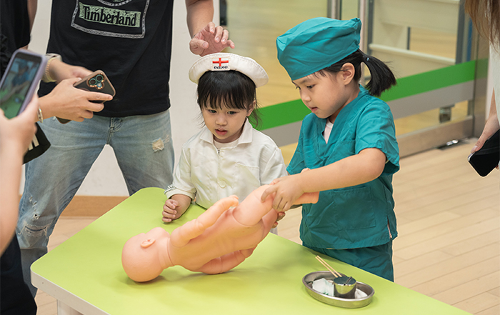五感探索活動「加油,熊醫生」讓孩子們透過角色扮演理解醫療場景。