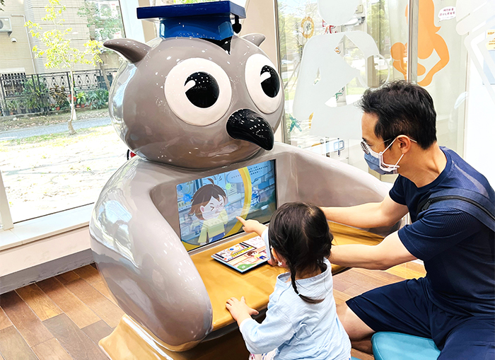貓頭鷹造型的AR繪本互動機台,讓孩子掃描特製繪本中的圖像,搭配有趣的動畫及小遊戲,增加親子閱讀樂趣。