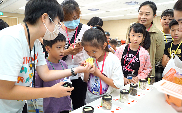 2025年「親子夏日小學堂」以植物為主題，透過觀察、手作與種植體驗，深化閱讀與生活的連結。