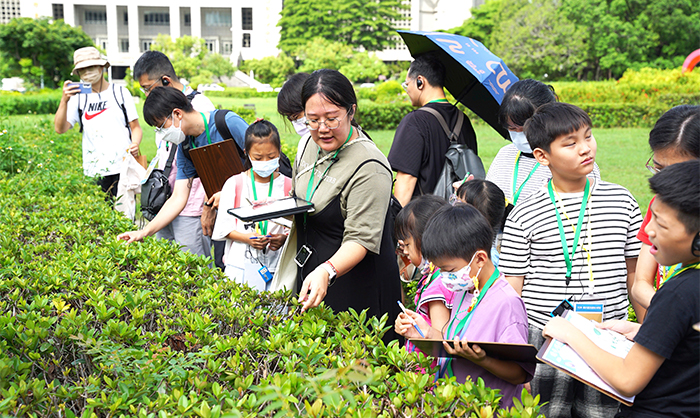 2025年「親子夏日小學堂」以植物為主題,透過觀察、手作與種植體驗,深化閱讀與生活的連結。