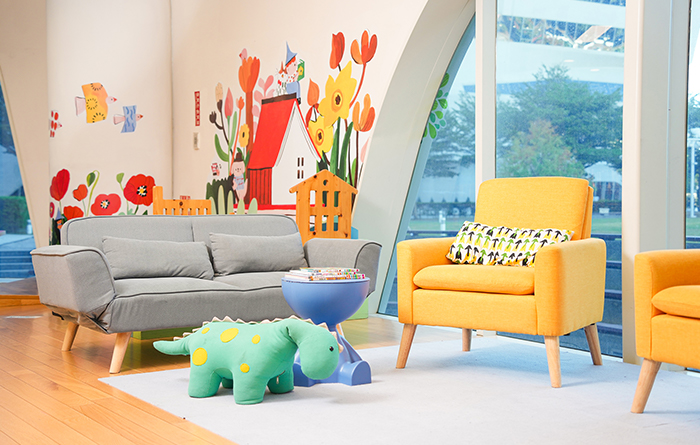 「輕親讀」親子共讀角布置舒適沙發與童趣擺設,為家長和孩子打造一個專屬的閱讀空間。