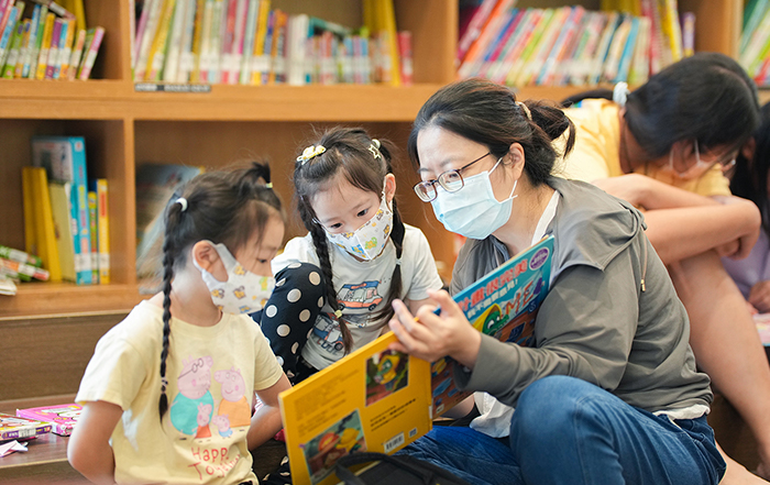 「閱讀」成為親子之間的橋梁,孩子在家長的陪伴下沉浸於書香之中。