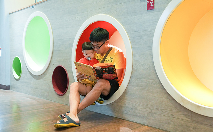 「閱讀」成為親子之間的橋梁，孩子在家長的陪伴下沉浸於書香之中。