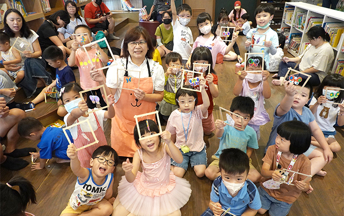 「繪本世界任意門」活動由故事志工帶領小朋友閱讀《好餓的毛毛蟲》,故事結束後一起製作會飛的蝴蝶。