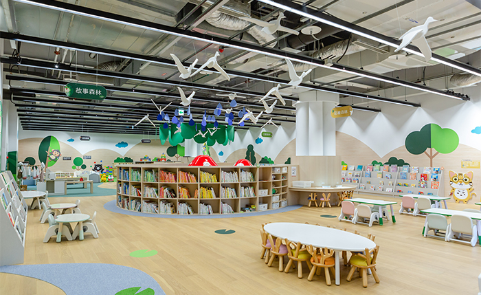 南市圖新總館「五感探索區」專為0至5歲嬰幼兒設計,結合「說、唱、讀、寫、玩」五大主題,讓孩子彷彿置身於「會動的繪本」。