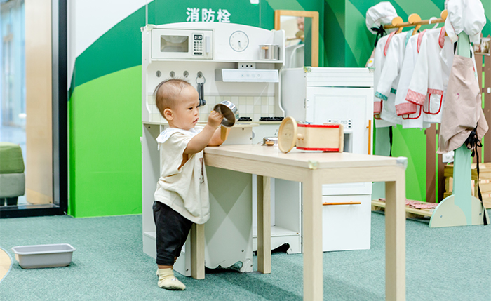 南市圖新總館「五感探索區」專為0至5歲嬰幼兒設計，結合「說、唱、讀、寫、玩」五大主題，讓孩子彷彿置身於「會動的繪本」。