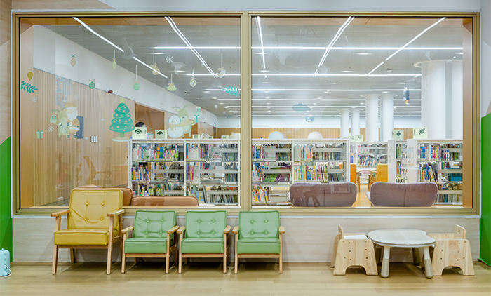 南市圖新總館「五感探索區」專為0至5歲嬰幼兒設計，結合「說、唱、讀、寫、玩」五大主題，讓孩子彷彿置身於「會動的繪本」。