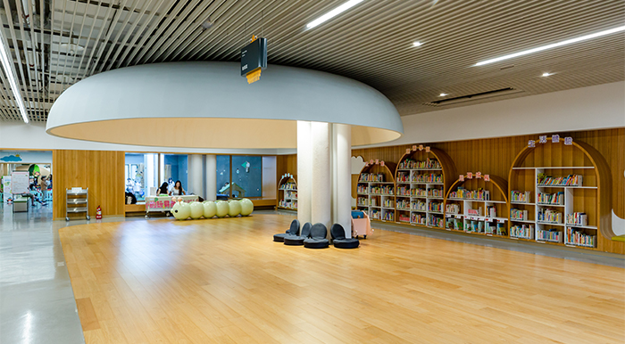 「故事窩」提供親子舒適的共讀環境，每週固定開設說故事時段，讓親子同享閱讀時光。