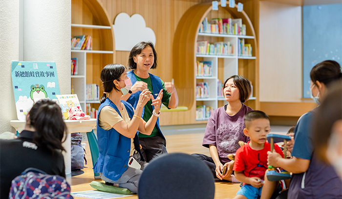 「故事窩」提供親子舒適的共讀環境，每週固定開設說故事時段，讓親子同享閱讀時光。