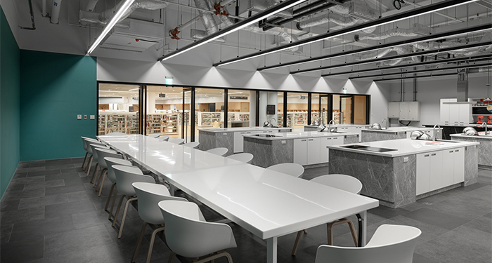 「城市灶咖」提供孩子與家長一同動手製作繪本中的美食，讓閱讀延伸至味覺與感官體驗。