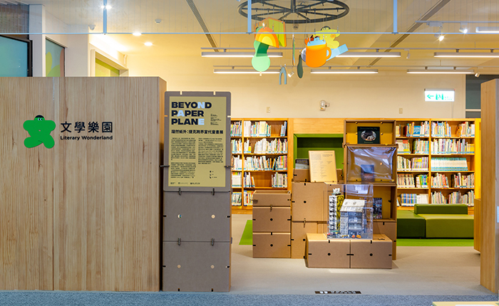 寬敞明亮的「文學樂園」，有超過上萬本兒童與青少年書籍、精心規劃的特展與饒富趣味的體感遊戲區。