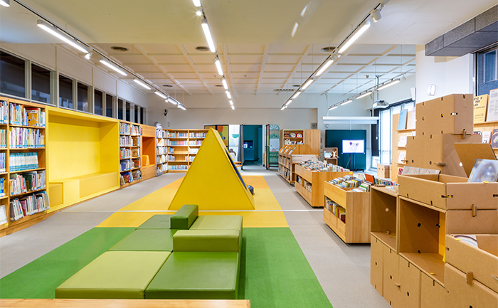 寬敞明亮的「文學樂園」，有超過上萬本兒童與青少年書籍、精心規劃的特展與饒富趣味的體感遊戲區。