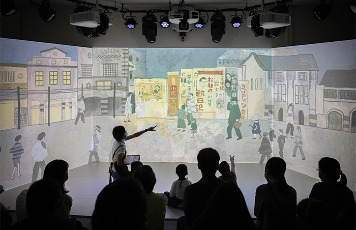 沉浸式劇場《光影裁縫店》由說故事老師講述繪本，搭配栩栩如生的影像，帶觀眾重返二戰時期的臺灣。