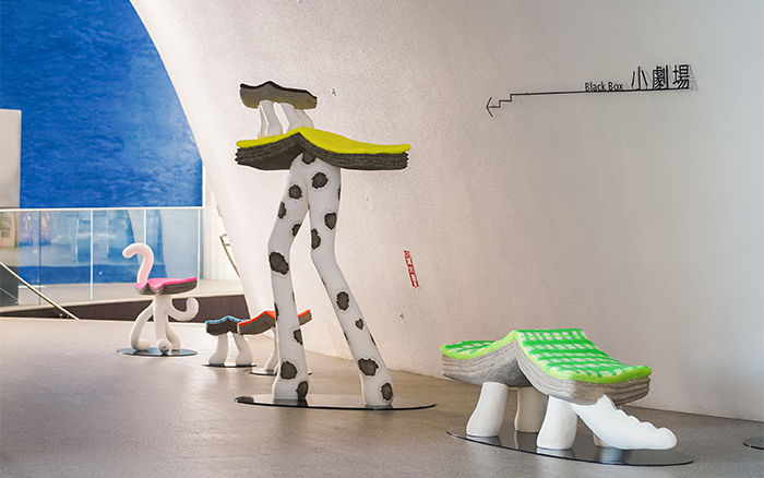 跟著藝術作品及童趣標示，可前往歌劇院的地下秘境「閱讀小劇點」。