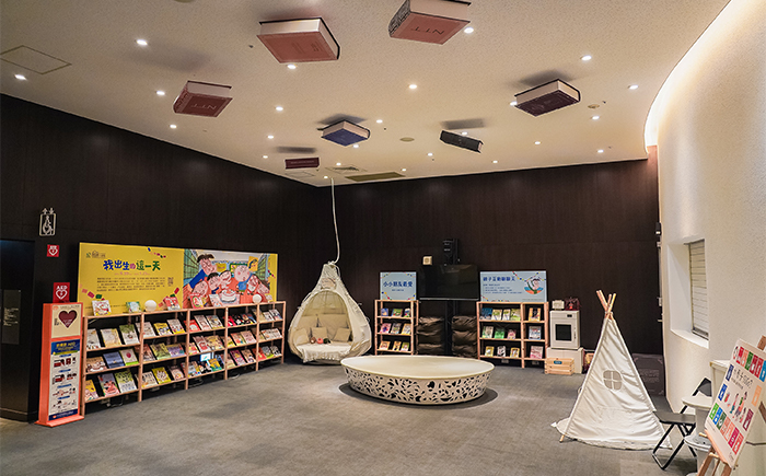 小劇點打造放鬆舒適的閱讀場域，讓大小讀者可以盡情沉浸在書香裡。
