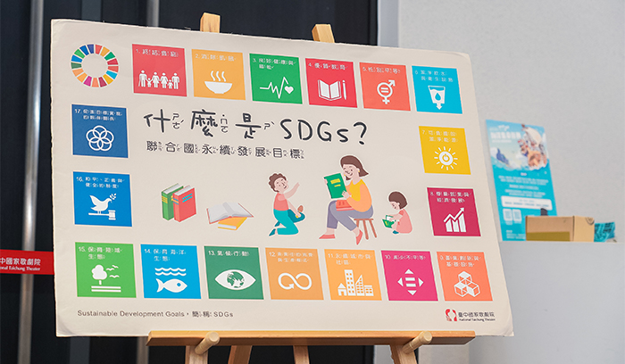 主題書展透過繪本呈現豐富多元的內容，近期展出「我出生的這一天」，傳達誕生的期待與美好。