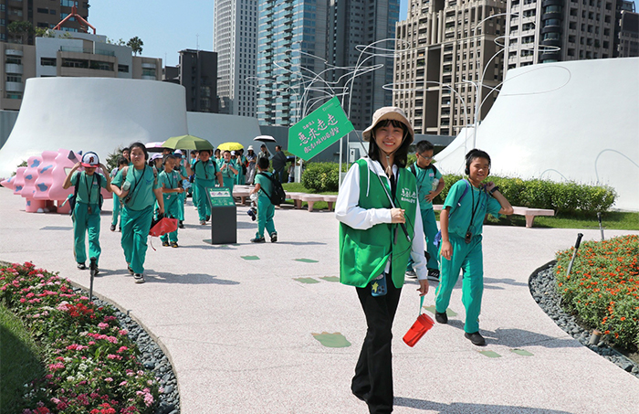 小劇點帶領學童走訪鄰近的惠來遺址,認識平埔族群與筏子溪水文化,鼓勵孩子探討環境永續議題。