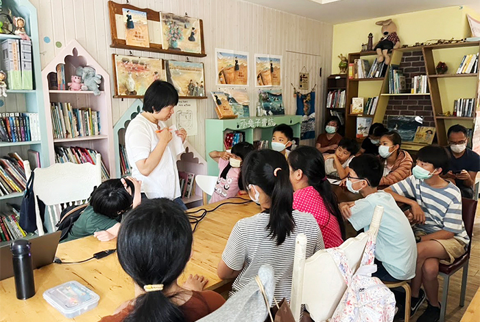 小兔子書坊舉辦讀書會及茶香走讀活動,從閱讀延伸到地方文化體驗。