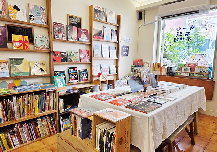 小房子書舖1樓是以繪本為主的書店空間，精心陳列許多優質的國內外繪本。