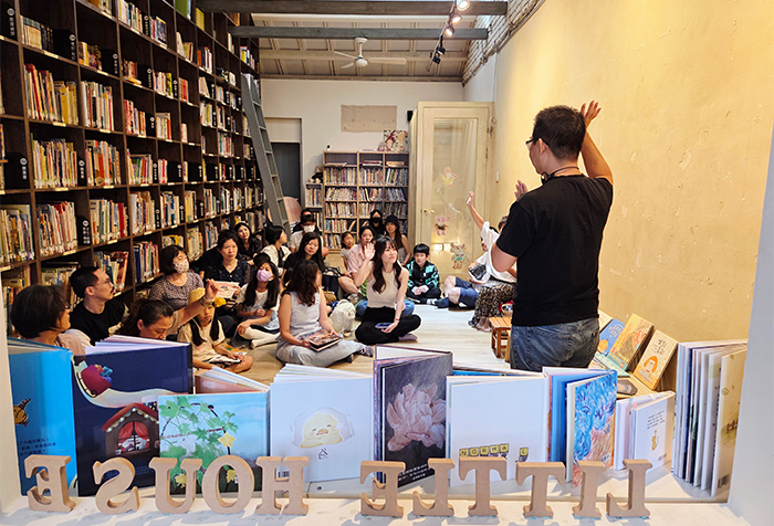 2樓左側為原畫展示區，右側則是小房子書舖的圖書室，提供各類繪本與兒少文學書籍借閱，也收藏文史哲、科學及外文書。