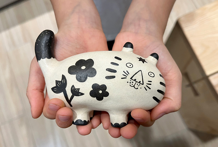 陳又凌在創作之餘也會去體驗陶藝，捏陶過程不僅有助沉澱心靈，也能找尋創作靈感。