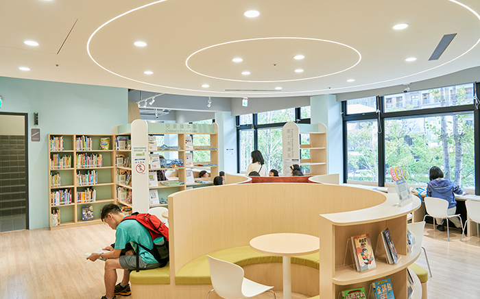 「親子共讀區」與「學齡前兒童閱覽區」有多語繪本、共融玩具，以及讓孩子能自由取閱的低矮繪本架。