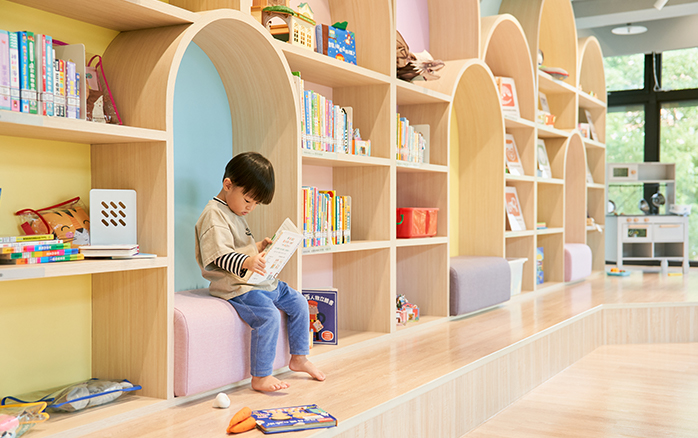 「親子共讀區」與「學齡前兒童閱覽區」有多語繪本、共融玩具，以及讓孩子能自由取閱的低矮繪本架。