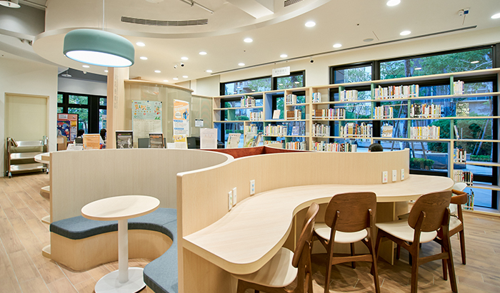 館內1樓以流通服務與一般閱覽為主，提供借還書、借閱證申辦與資訊查詢等功能。