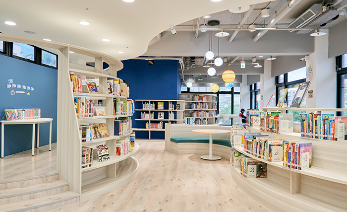 「兒童閱覽區」專為7歲以上學齡兒童打造，動線以安全為優先，家具皆採圓弧設計。
