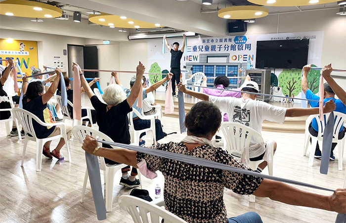 「樂齡活動區」由在地里長與社會局合作設置，每週固定邀請專業醫療團隊帶領體操或健康課程。