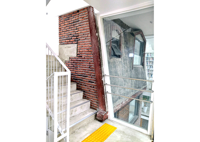 館內保留部分原有建築物的樣貌，讓來訪者得以對照不同時期的空間。