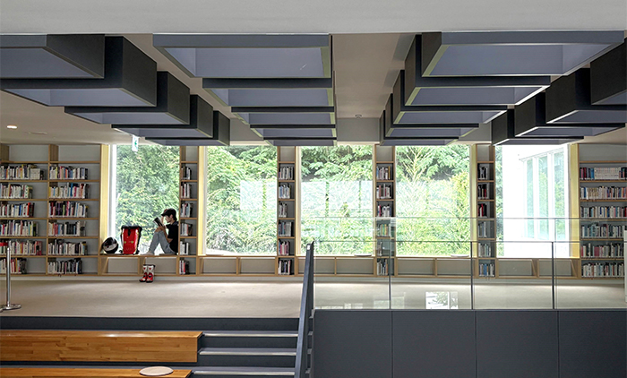 館外是衿川體育公園的綠意,2樓窗邊座位成為標誌性的一景。