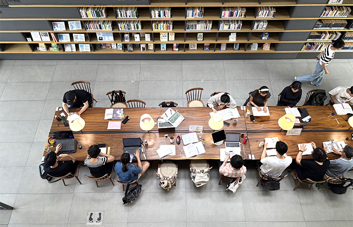 獨山圖書館天窗下的長型原木桌座位區。