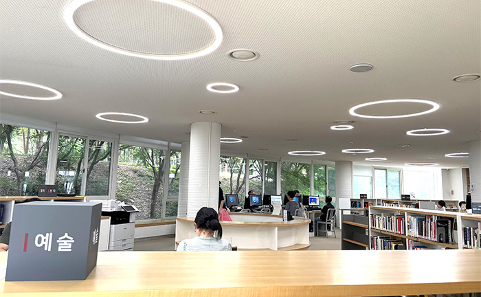 改造後引進大面自然採光,天花板的照明也呼應圓弧造型設計。