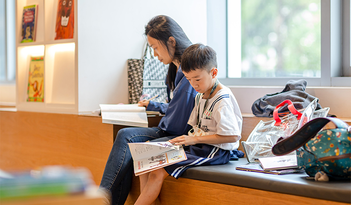 兒童區以孩子的視角設計，讓親子在舒適空間同享閱讀時光。