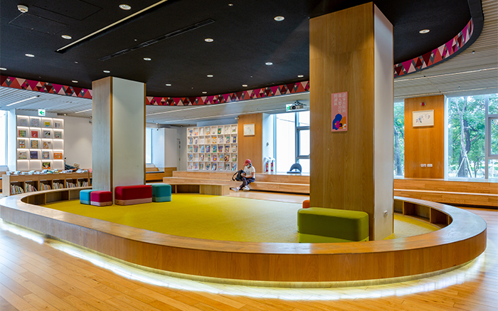 兒童區以孩子的視角設計，讓親子在舒適空間同享閱讀時光。