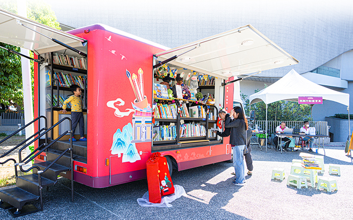 與臺中市立圖書館合作打造「閱讀真奇廟」行動書車，在活動現場服務民眾。