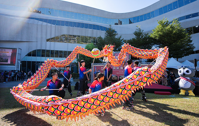 閱讀節主活動日邀請東勁直排輪、九天民俗技藝團於國資圖戶外廣場盛大開演。