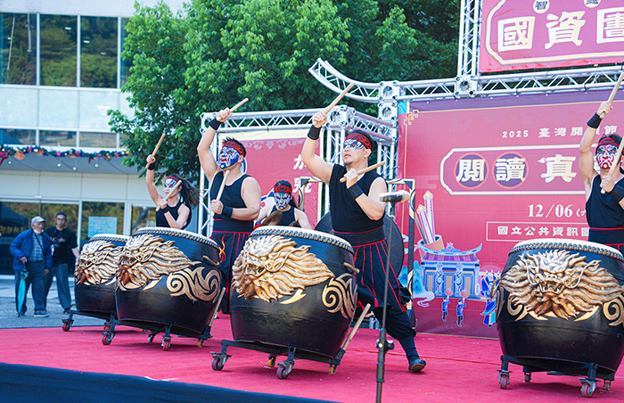 閱讀節主活動日邀請東勁直排輪、九天民俗技藝團於國資圖戶外廣場盛大開演。