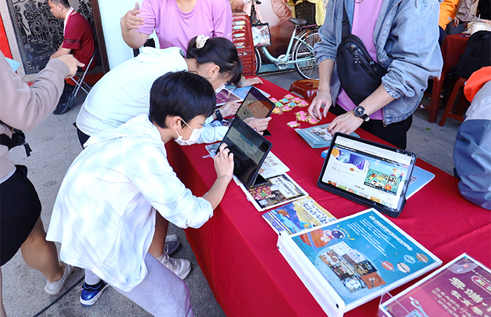 國資圖走進廟口推廣數位資源與電子書，現場不僅能立即辦證，還能體驗AI智慧推薦書單、互動找書等創新服務。