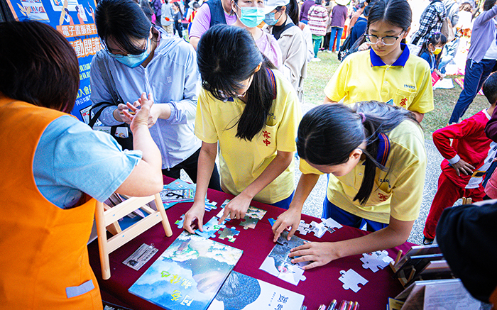 集章活動融入遶境概念，讓民眾到各攤位體驗閱讀服務，獲得知識印記。