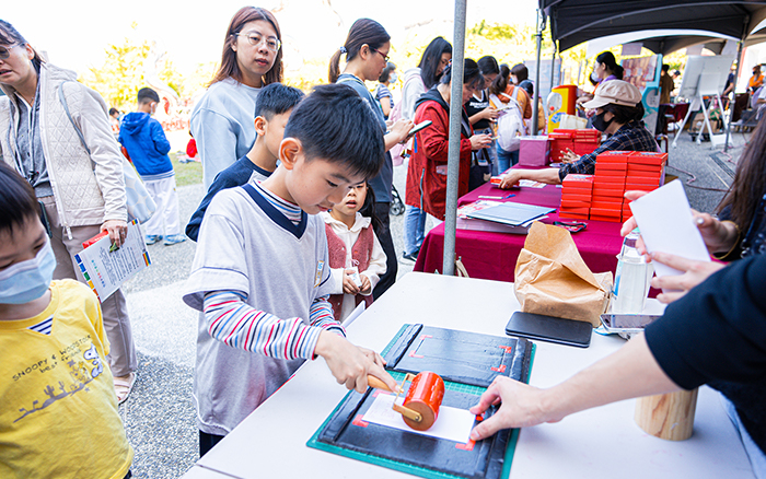小朋友在活動現場體驗「絹印符籙書籤DIY」，印製專屬的知識護符書籤。