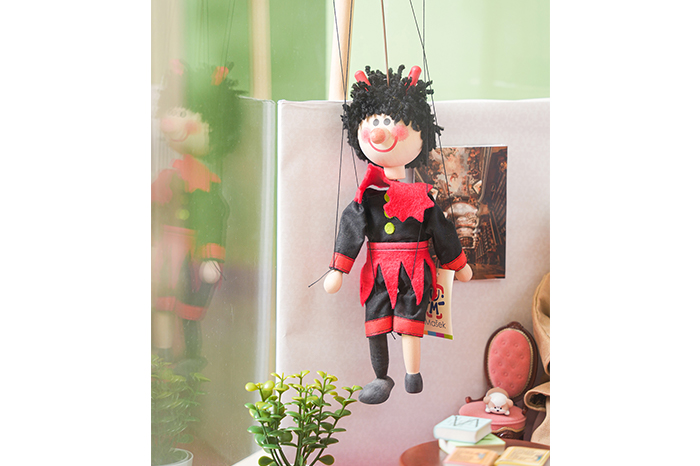 捷克典藏區開幕特展精選近百本捷克文學經典與當代出版品，並搭配捷克木偶、傳統服飾等文物展出。