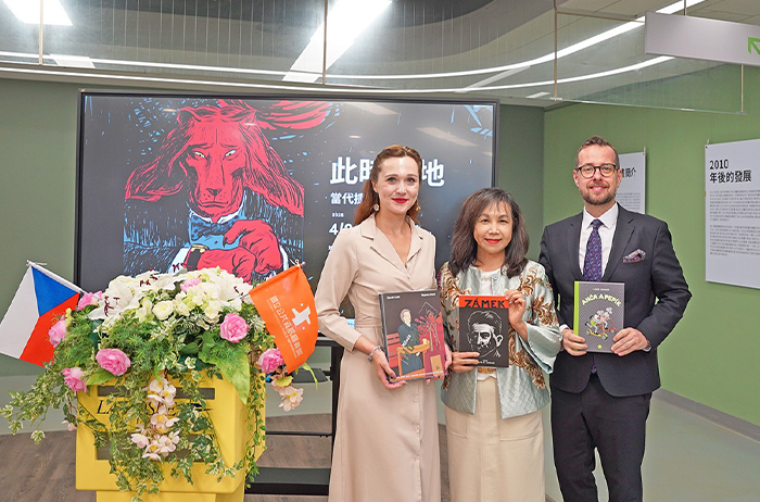 捷克經濟文化辦事處代表David Steinke(右)、國資圖館長馬湘萍(中)、捷克中心臺北主任馬凱棠Markéta Lipold Záhumenská(左)一同推薦當代捷克漫畫作品。