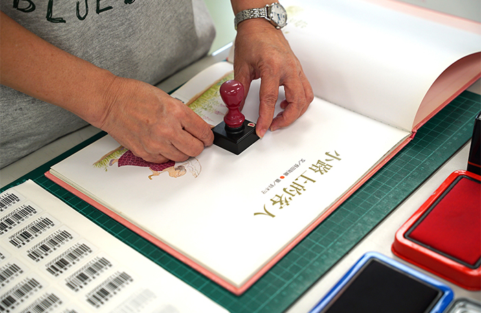 圖書上架前須加蓋館藏章、貼上條碼及標籤。