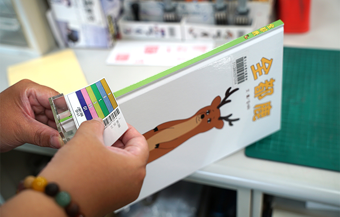 圖書上架前須加蓋館藏章、貼上條碼及標籤。