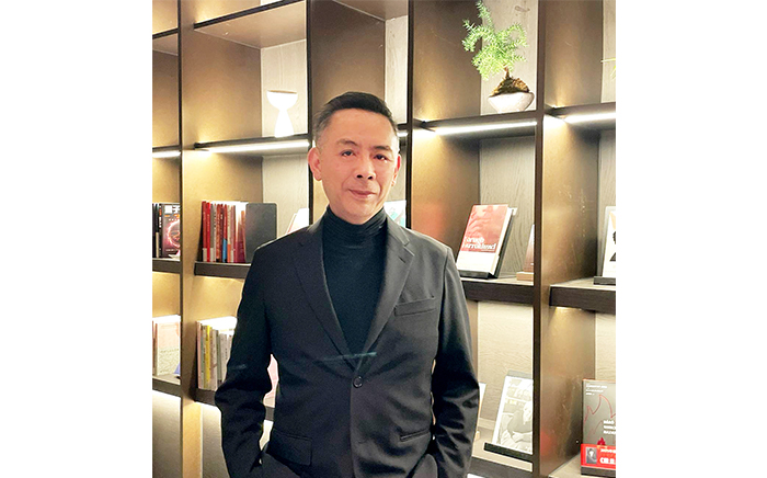 忠信認為，當AI能瞬間回答百科全書式的提問，圖書館必須重新思考場域的不可替代性。2023年與國資圖合作打造全臺首位智慧館員「曉書」，為讀者提供嶄新的使用體驗。