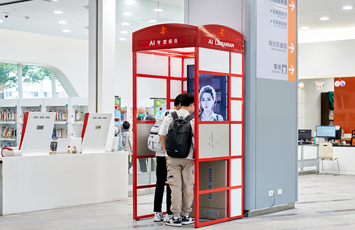 忠信認為，當AI能瞬間回答百科全書式的提問，圖書館必須重新思考場域的不可替代性。2023年與國資圖合作打造全臺首位智慧館員「曉書」，為讀者提供嶄新的使用體驗。