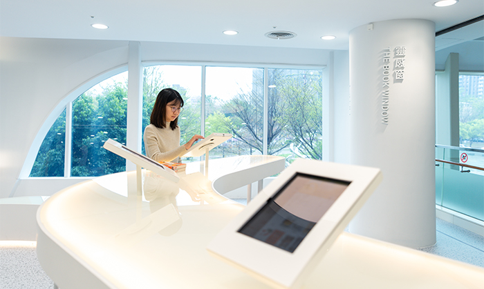 「靈感窗」位於純白空間內，讀者可使用桌上的電子書閱讀器，繼續讓閱讀的世界在眼前無限延伸。